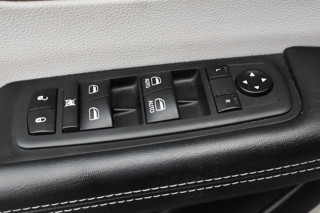 Used 2021 Chrysler Pacifica Touring-L image 15