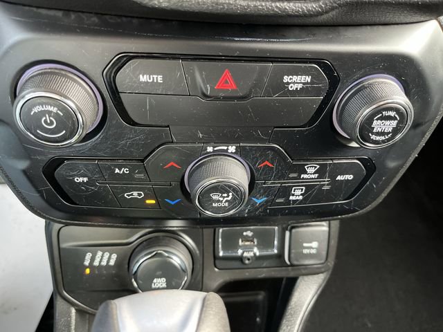 Used 2019 Jeep Renegade Latitude w/ Cold Weather Group image 18