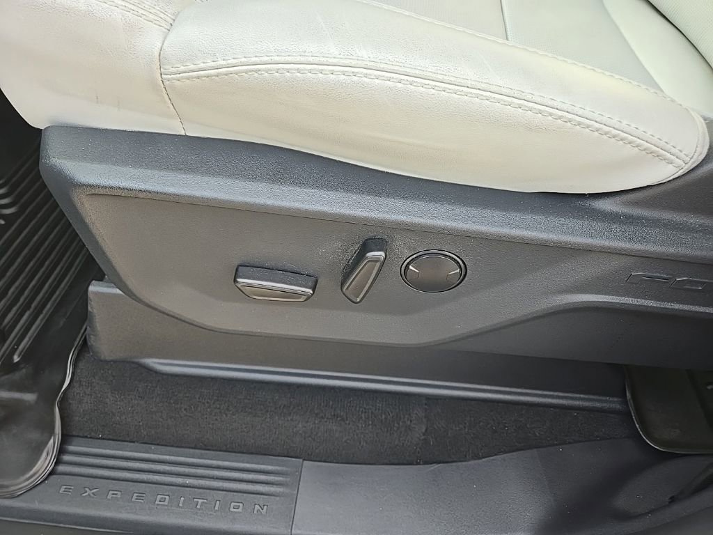 Used 2025 Ford Expedition Platinum w/ Driver's Package AWD/4WD image 39