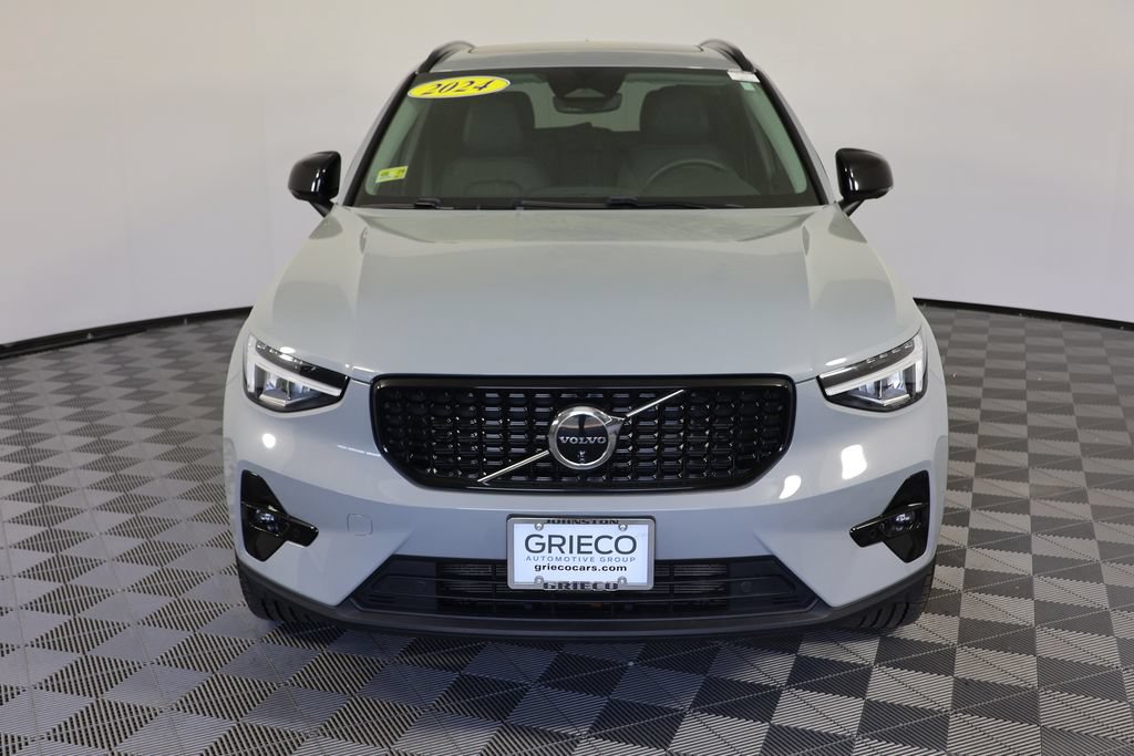 Used 2024 Volvo XC40 B5 Plus AWD/4WD image 3