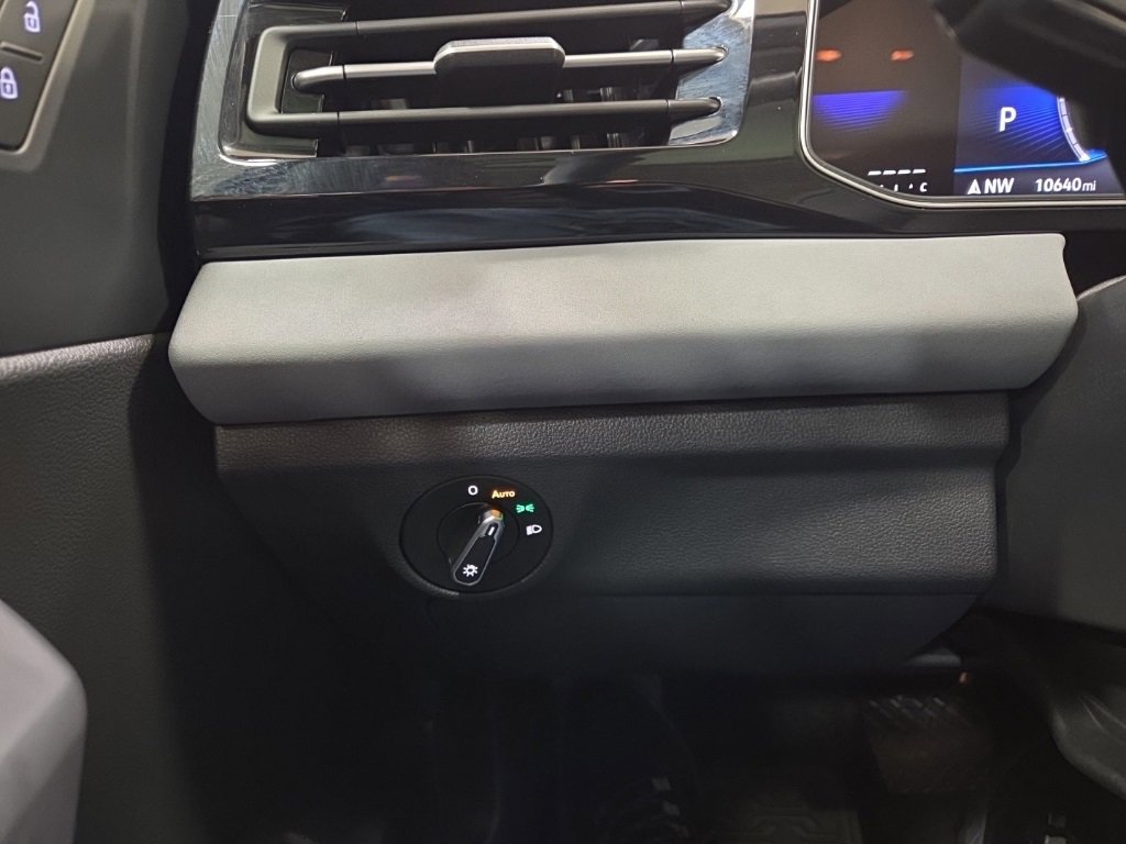 Used 2025 Volkswagen Jetta SE w/ Sunroof Package image 23