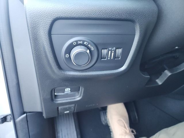 New 2025 Jeep Grand Cherokee Altitude image 12