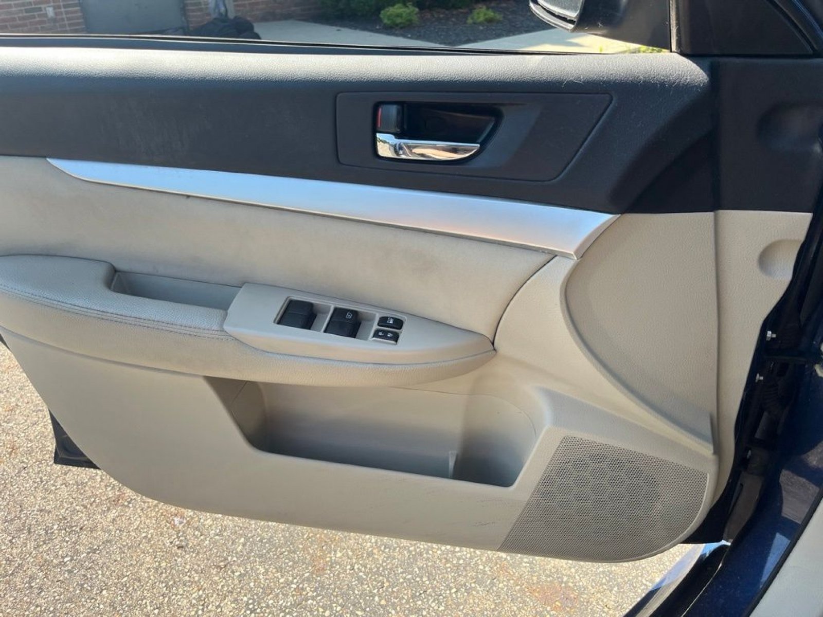 Used 2010 Subaru Legacy 2.5i Premium AWD/4WD image 8
