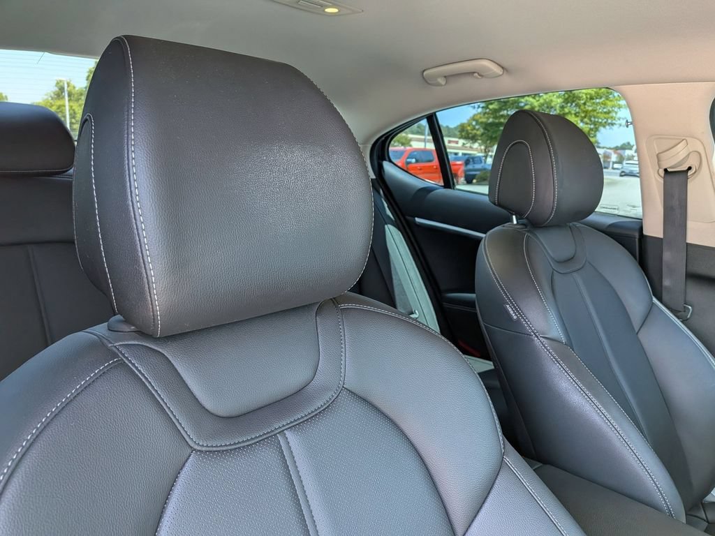 Used 2025 Genesis G70 2.5T RWD image 17