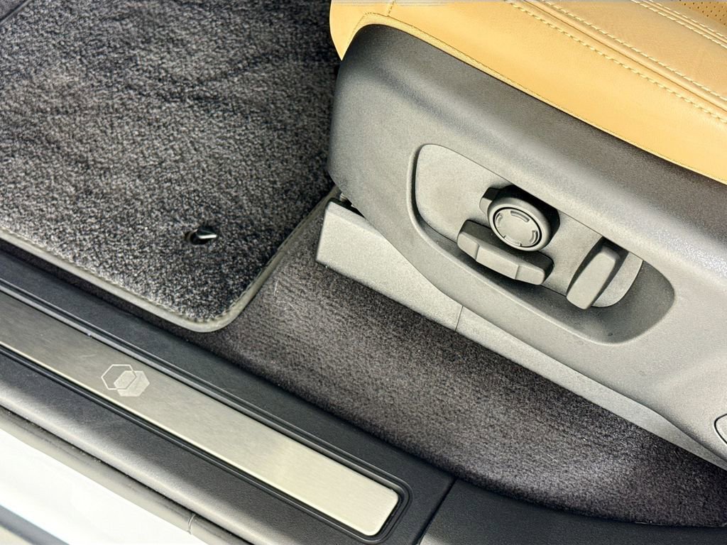 Used 2026 Land Rover Discovery Limited Edition image 18