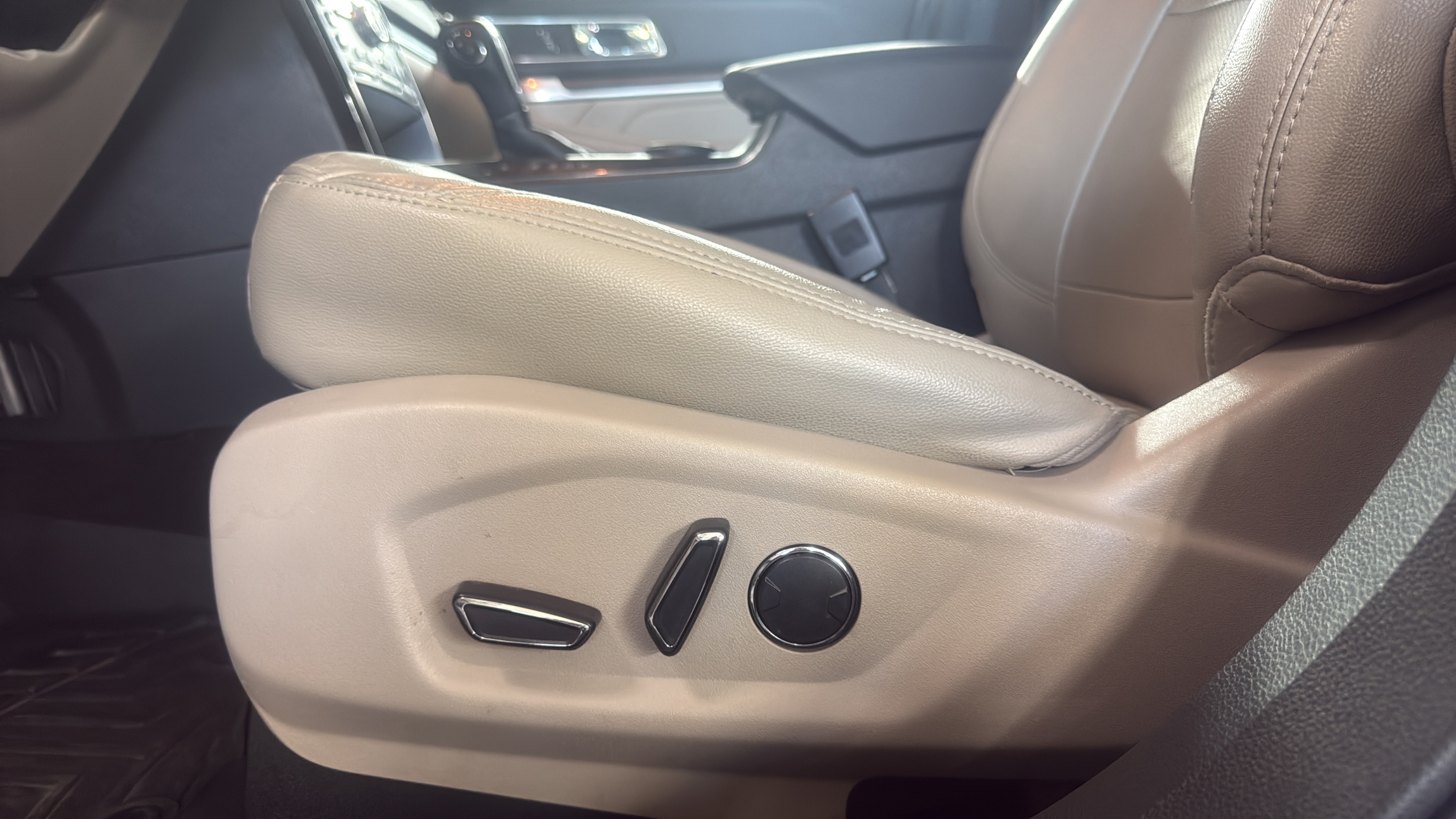 Used 2018 Ford Explorer Limited FWD image 11