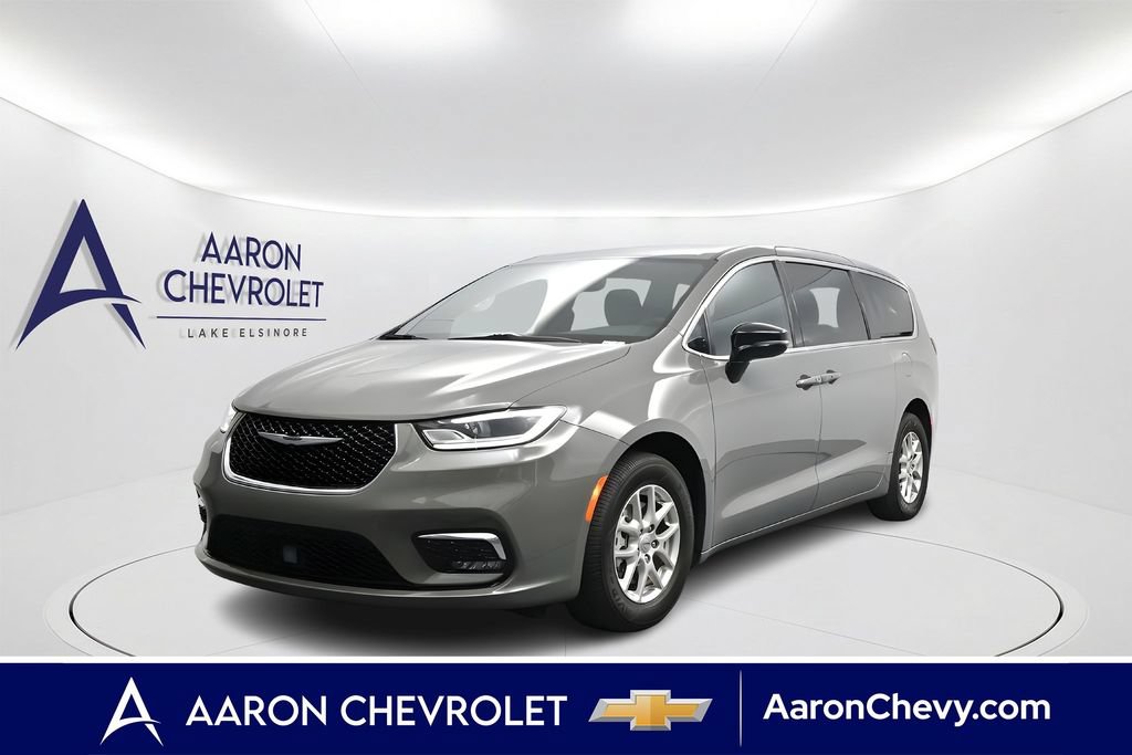 Used 2025 Chrysler Pacifica Select FWD image 1