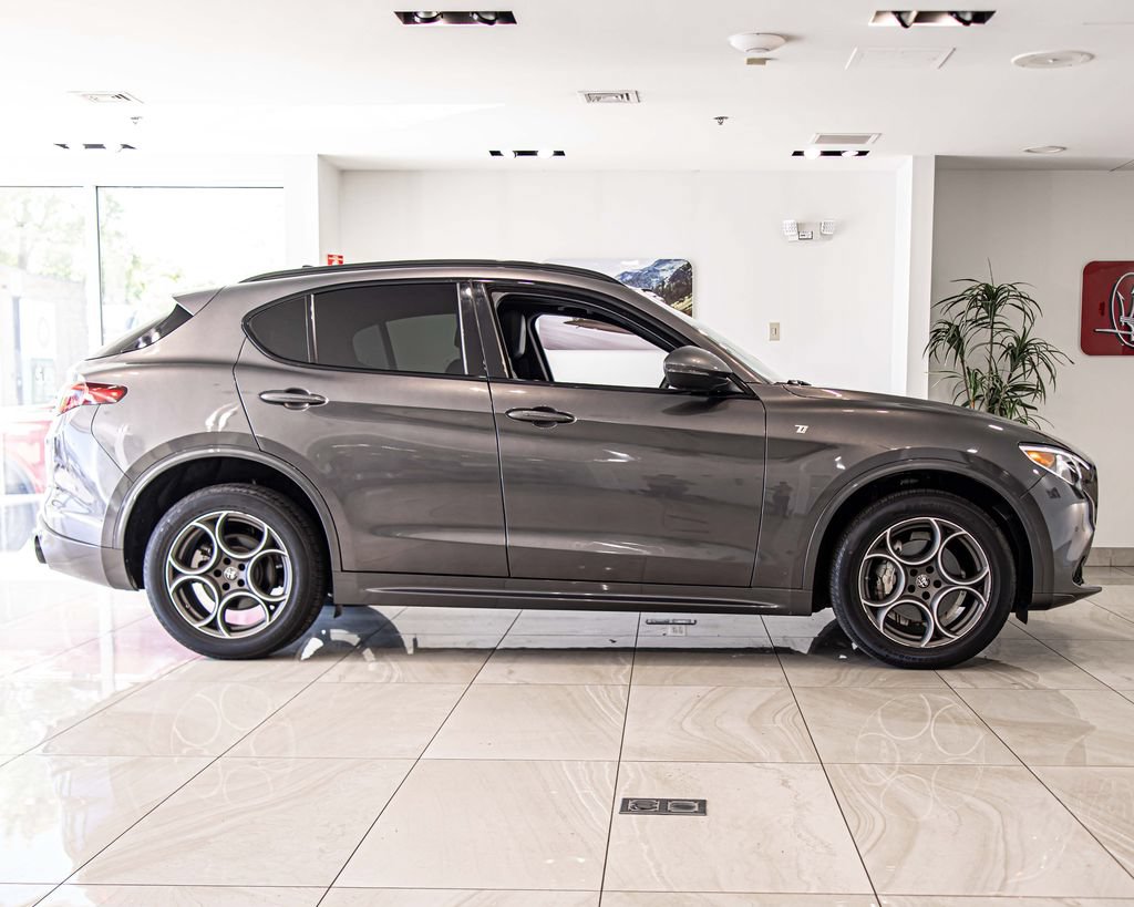 Used 2023 Alfa Romeo Stelvio Ti AWD/4WD image 9