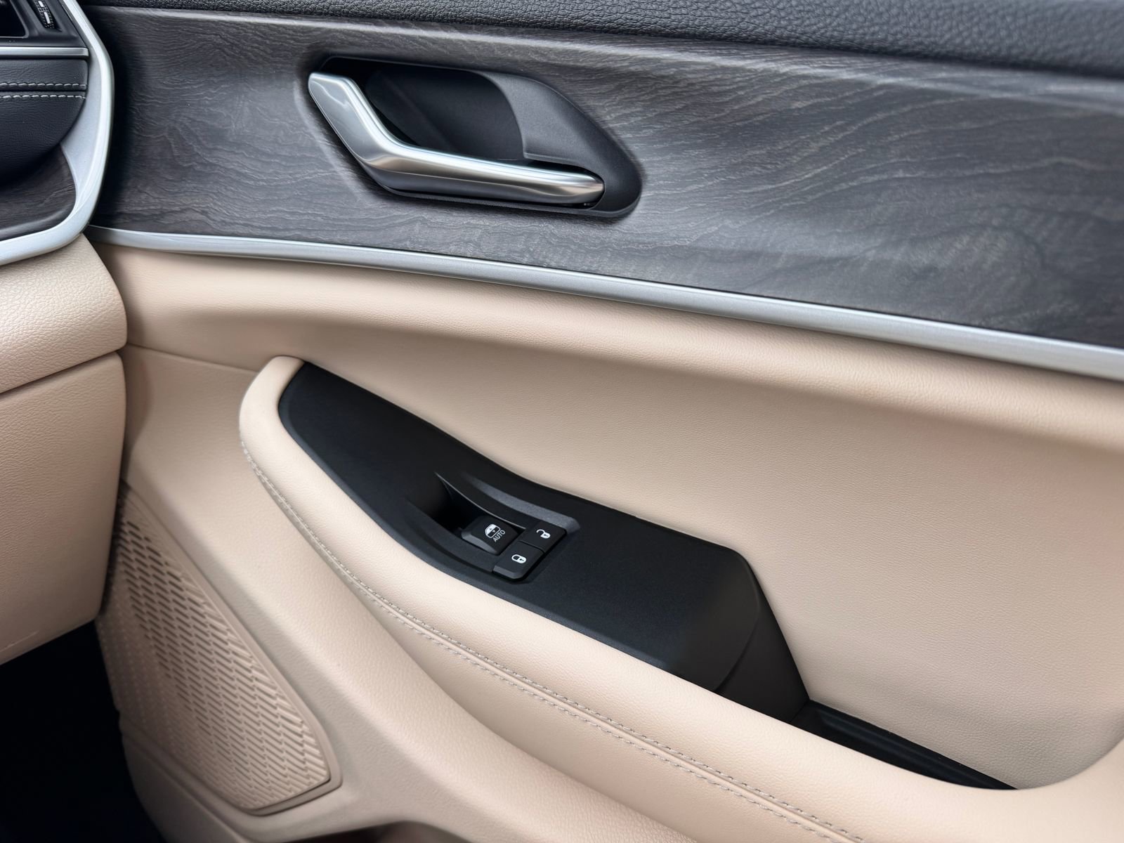 New 2025 Jeep Grand Cherokee Limited w/ Luxury Tech Group II image 22