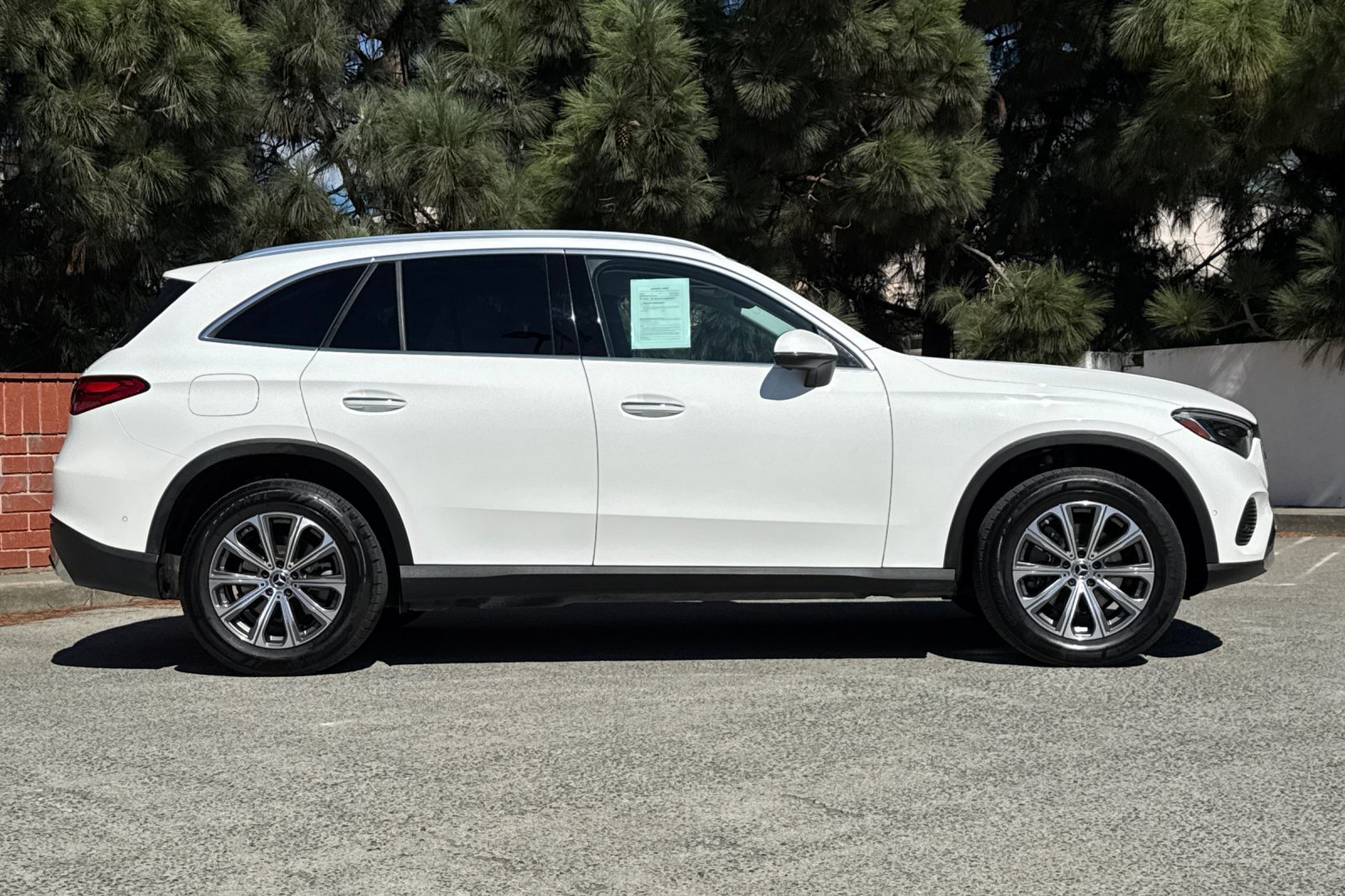 Used 2024 Mercedes-Benz GLC 300 4MATIC image 3