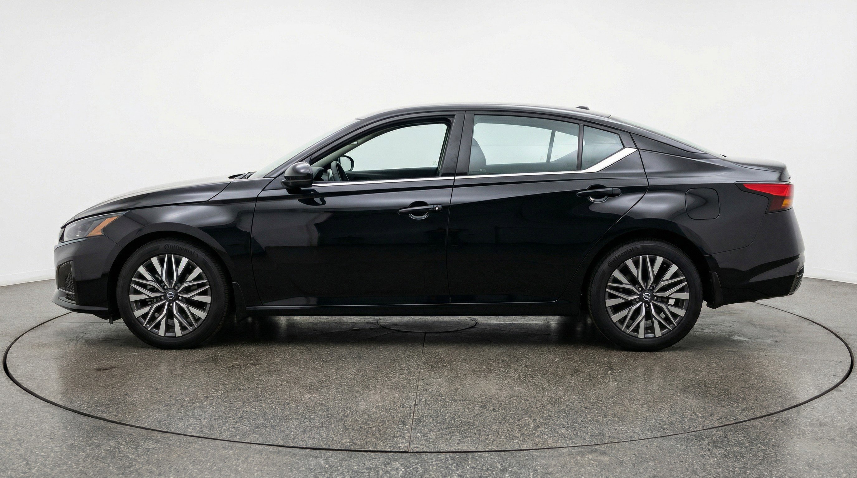 Used 2025 Nissan Altima 2.5 SV FWD image 5