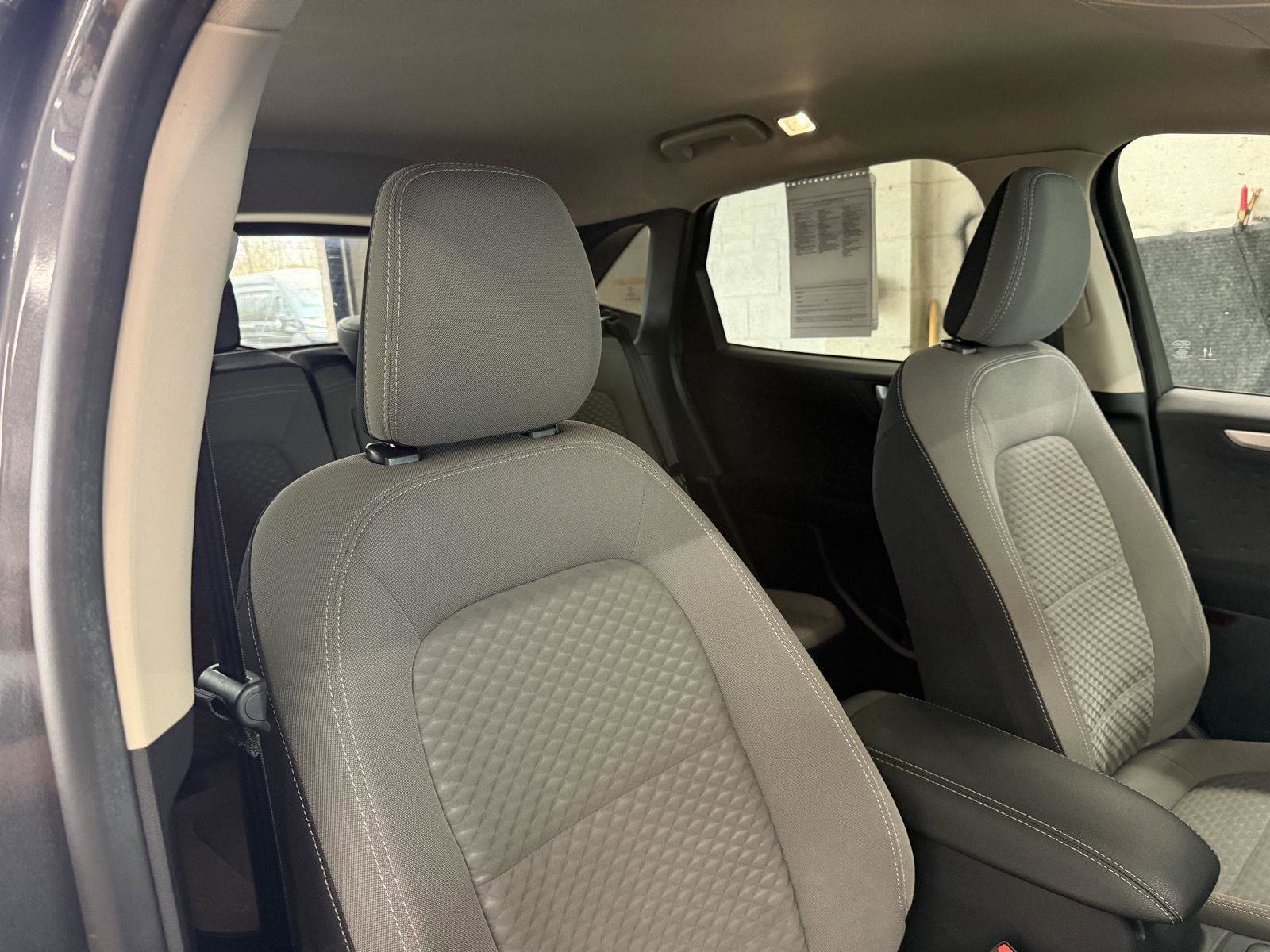 Used 2020 Ford Escape SE image 29