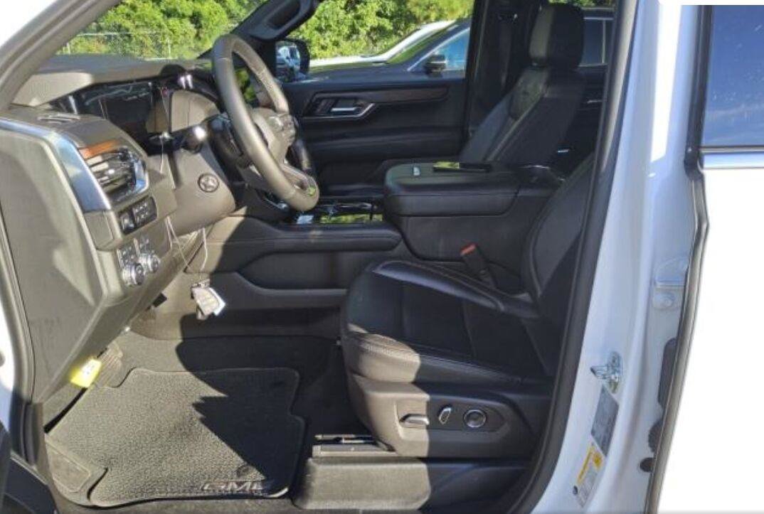 Used 2025 GMC Yukon Denali AWD/4WD image 3