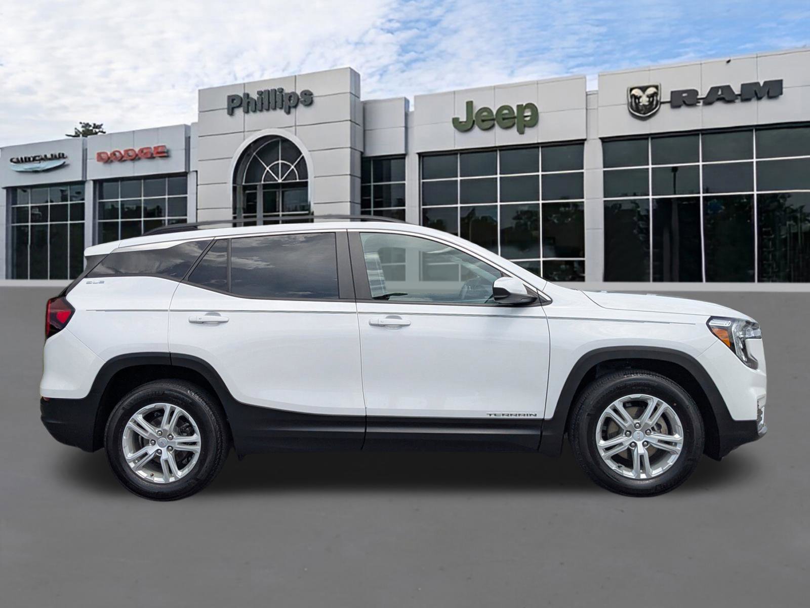 Used 2023 GMC Terrain SLE w/ Driver Convenience Package image 2