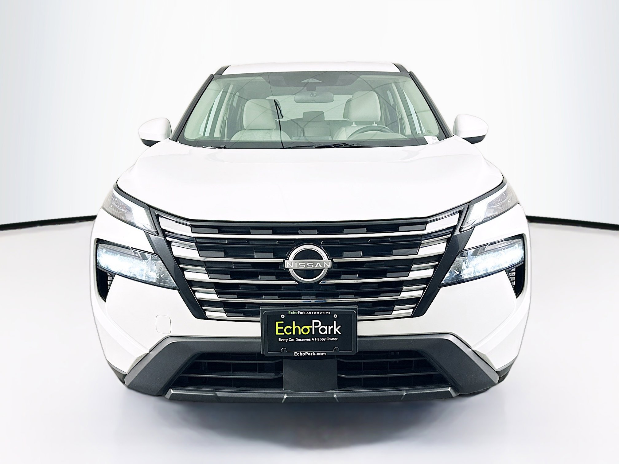 Used 2025 Nissan Rogue SV image 2