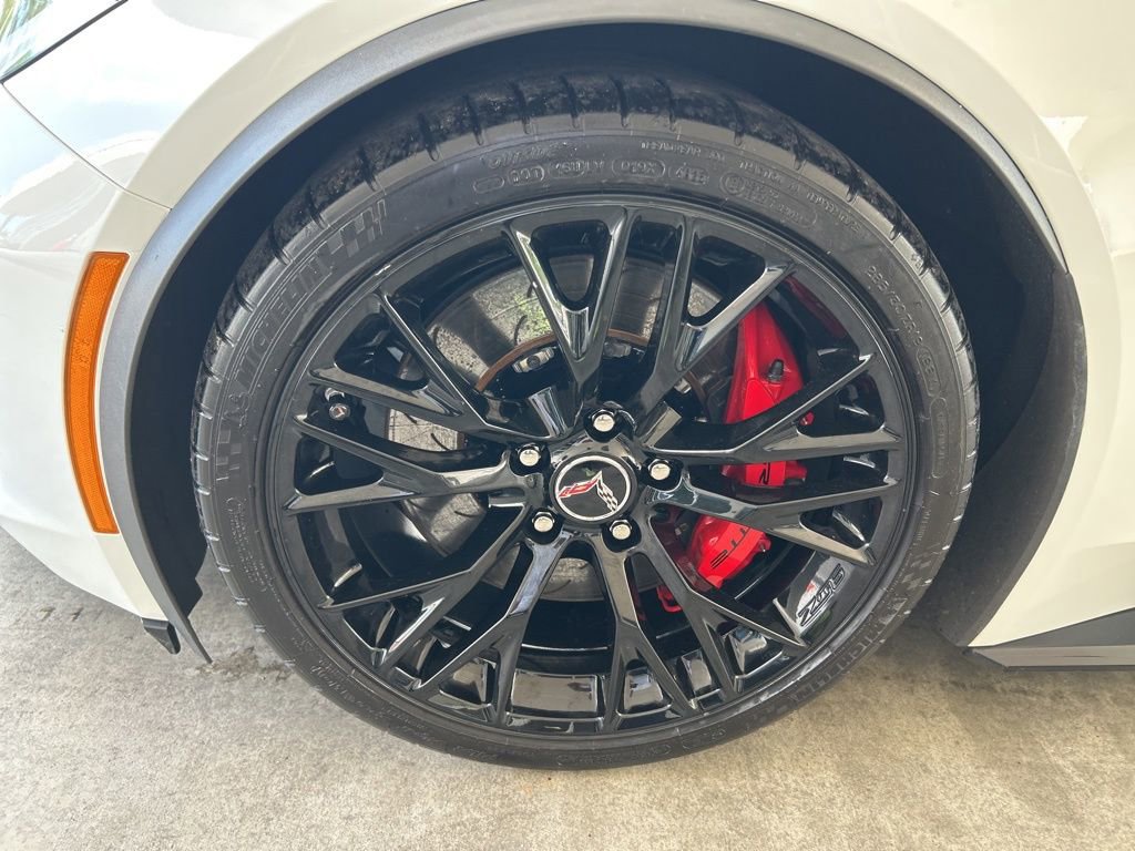 Used 2015 Chevrolet Corvette Z06 w/ 3LZ Preferred Equipment Group image 17