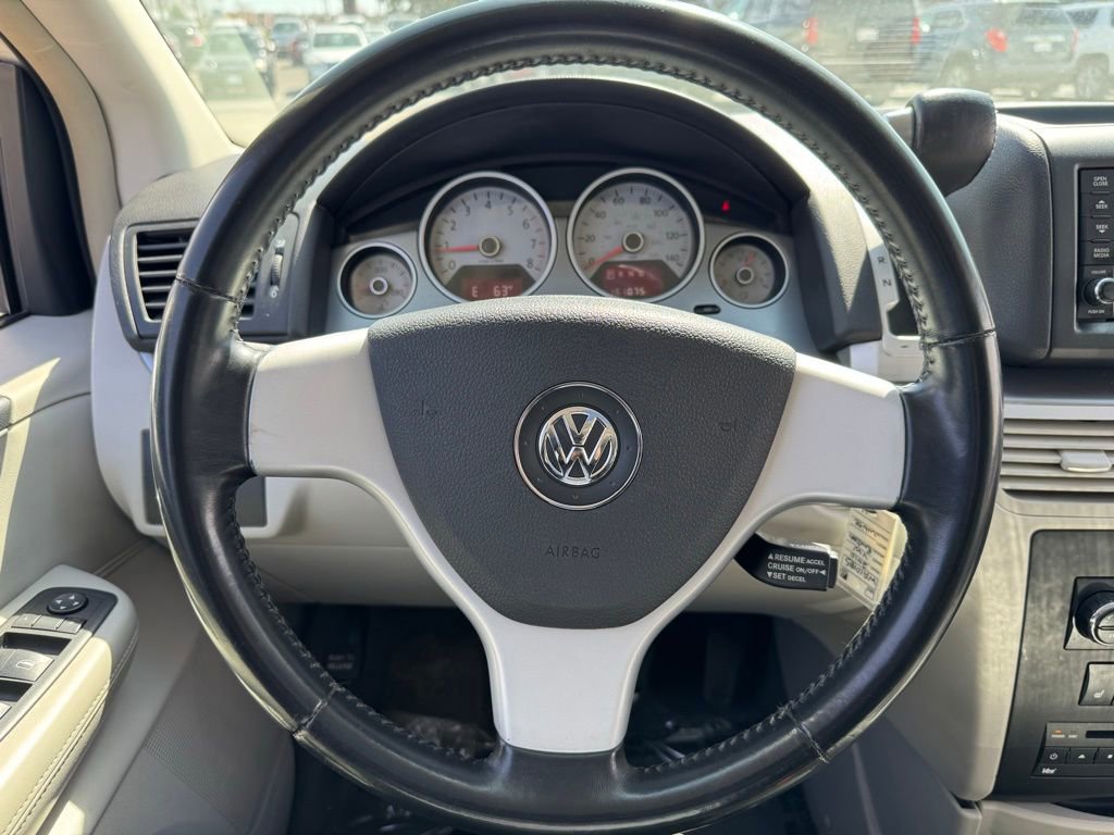 Used 2010 Volkswagen Routan SEL FWD image 27