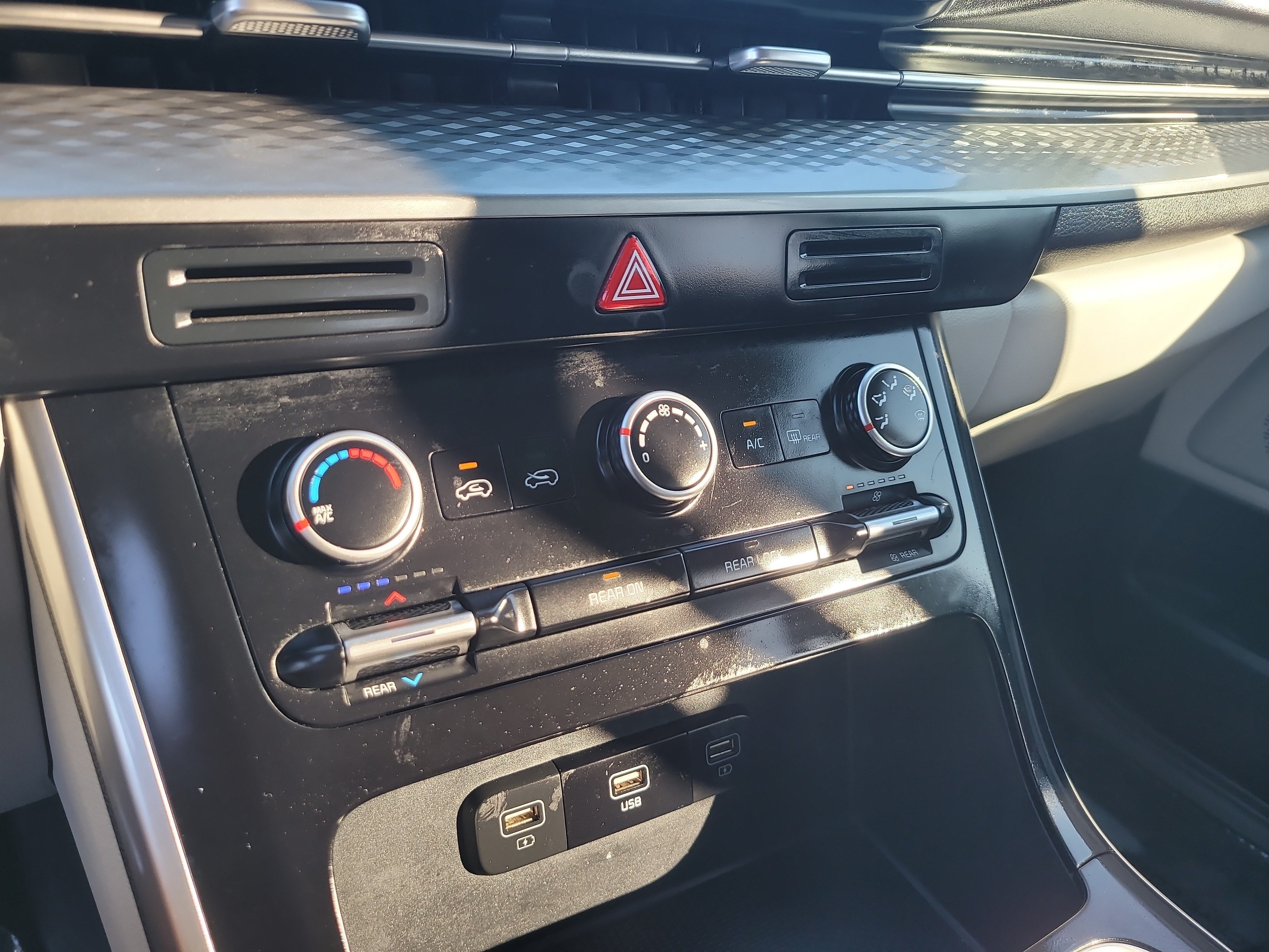 Used 2024 Kia Carnival LX FWD image 23