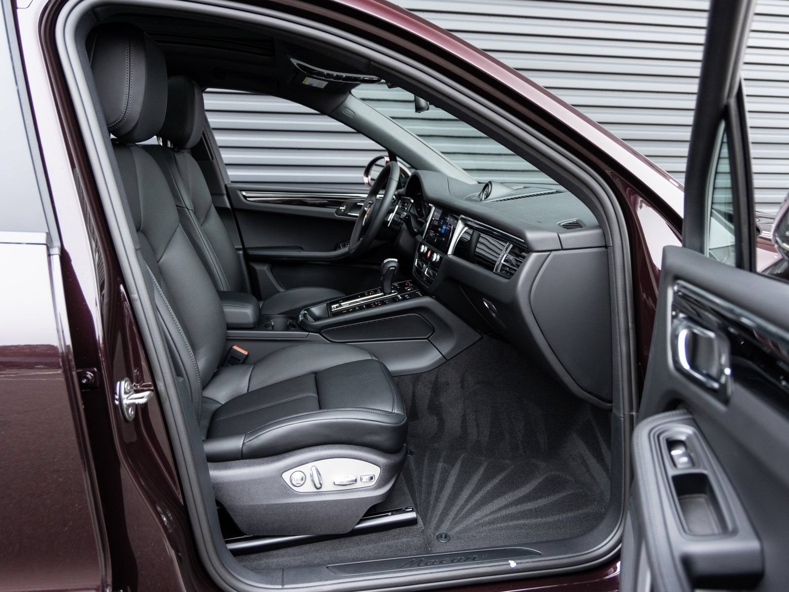 Certified 2026 Porsche Macan AWD/4WD image 33