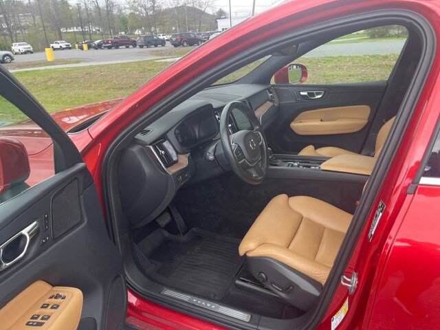 Used 2019 Volvo XC60 T5 Momentum w/ Multimedia Package AWD/4WD image 8