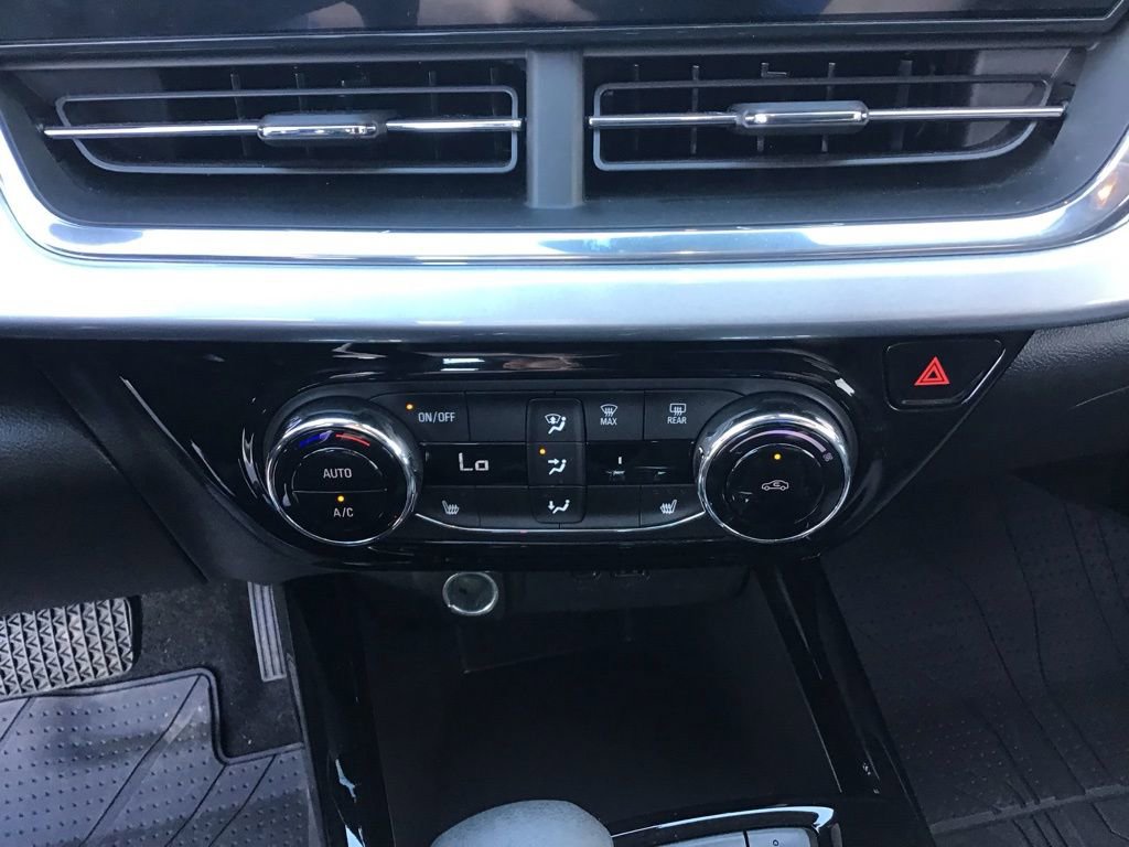 Used 2025 Chevrolet Trax LT w/ LT Convenience Package image 24