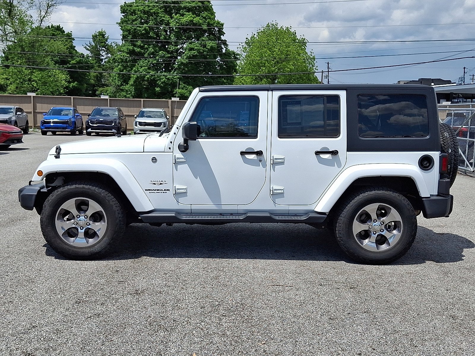 Used 2017 Jeep Wrangler Unlimited Sahara w/ Dual Top Group AWD/4WD image 8