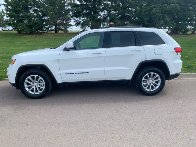 Used 2021 Jeep Grand Cherokee Laredo image 2