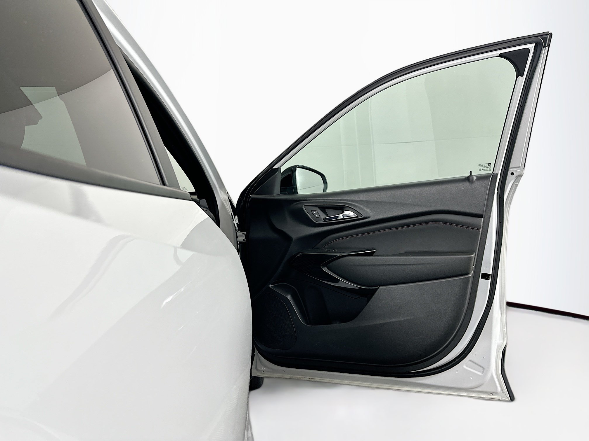 Used 2024 Chevrolet Trax RS FWD image 30