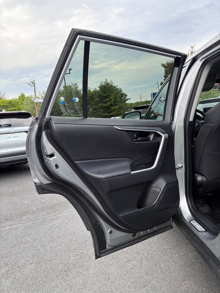 Used 2021 Toyota RAV4 LE AWD/4WD image 45