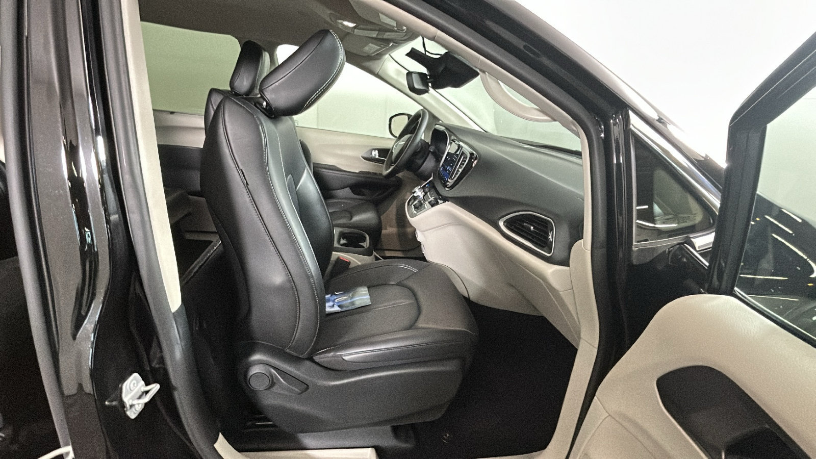 Used 2024 Chrysler Pacifica Touring-L FWD image 33