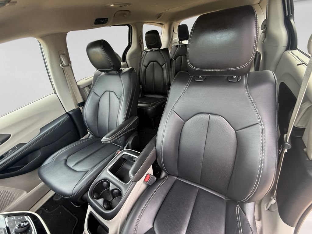 Used 2024 Chrysler Pacifica Touring-L FWD image 22