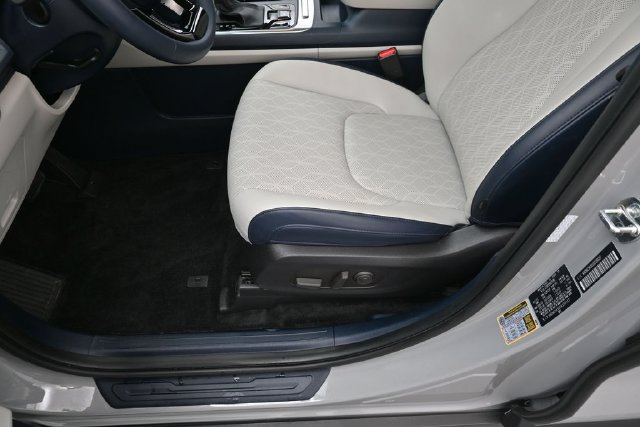 Used 2025 Kia Carnival EX FWD image 13