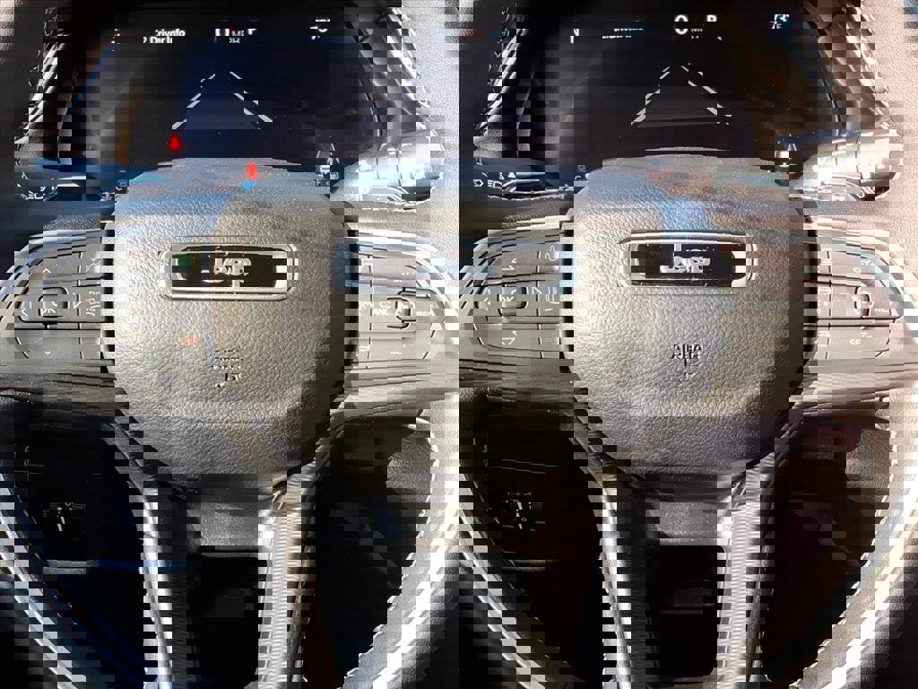 New 2025 Jeep Grand Cherokee Altitude image 9