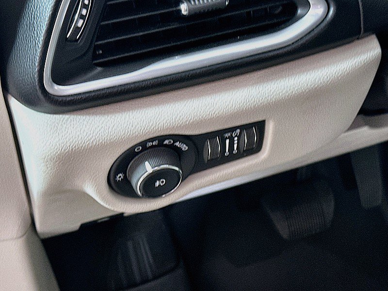 Used 2019 Chrysler Pacifica Touring-L Plus w/ Advanced Safetytec Group FWD image 10