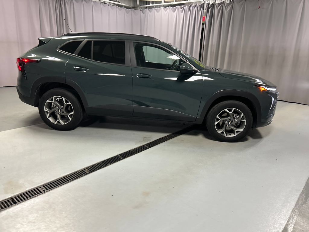 Used 2025 Chevrolet Trax LT FWD image 8
