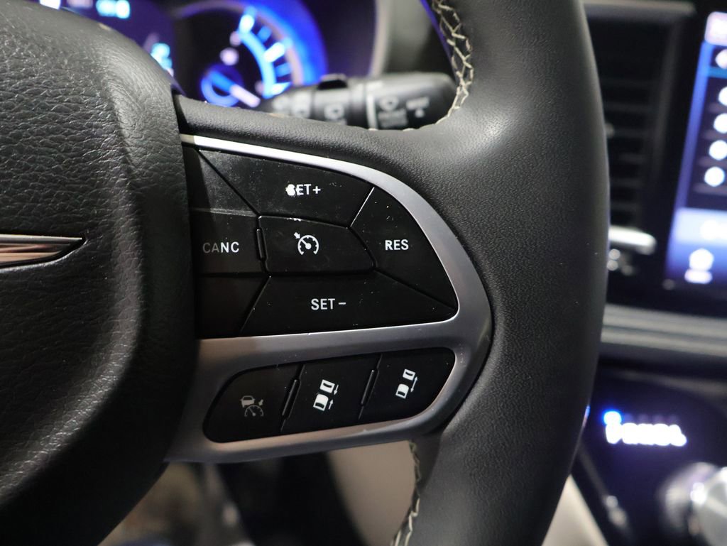 Used 2023 Chrysler Pacifica Touring-L image 31