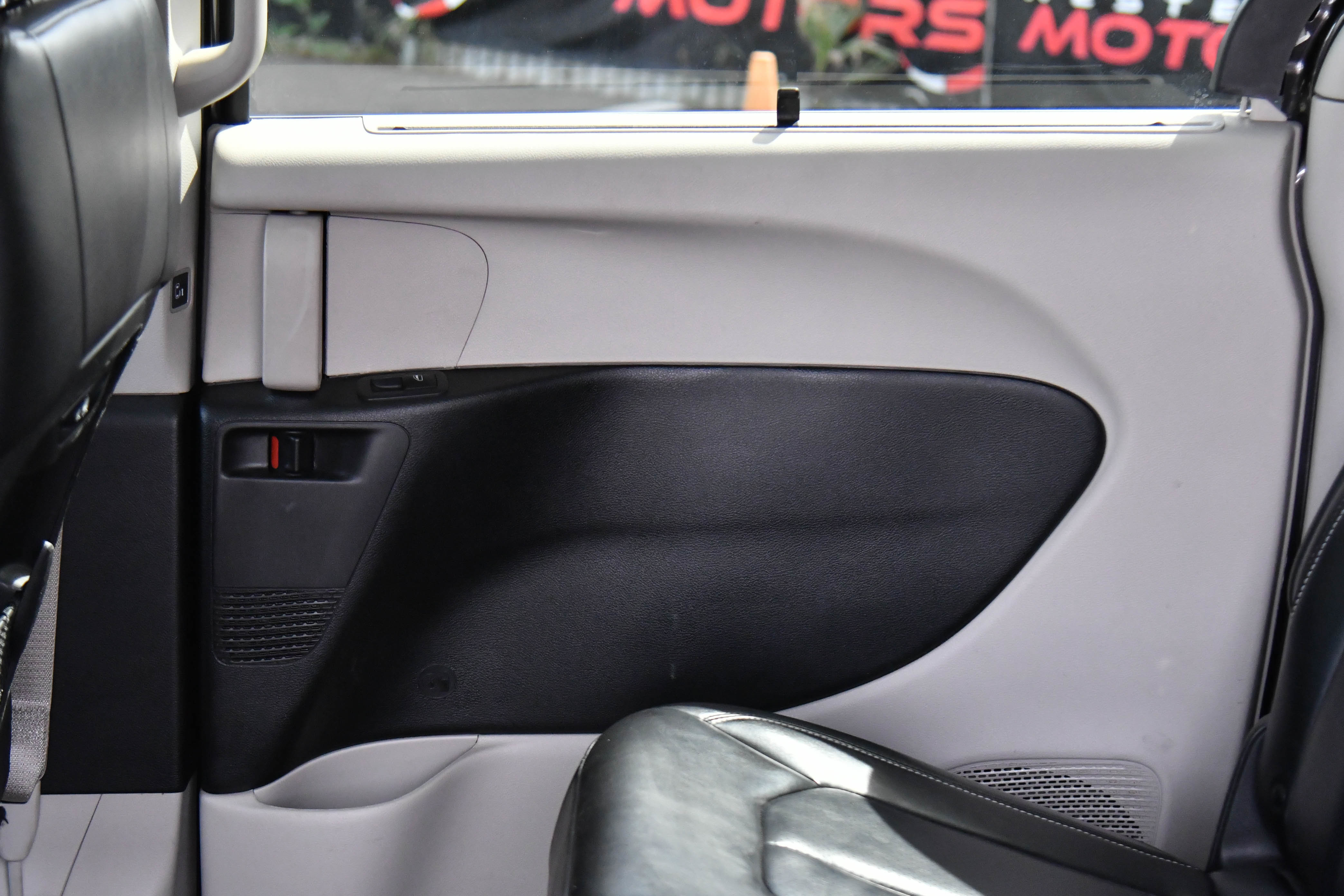 Used 2023 Chrysler Pacifica Touring-L image 36