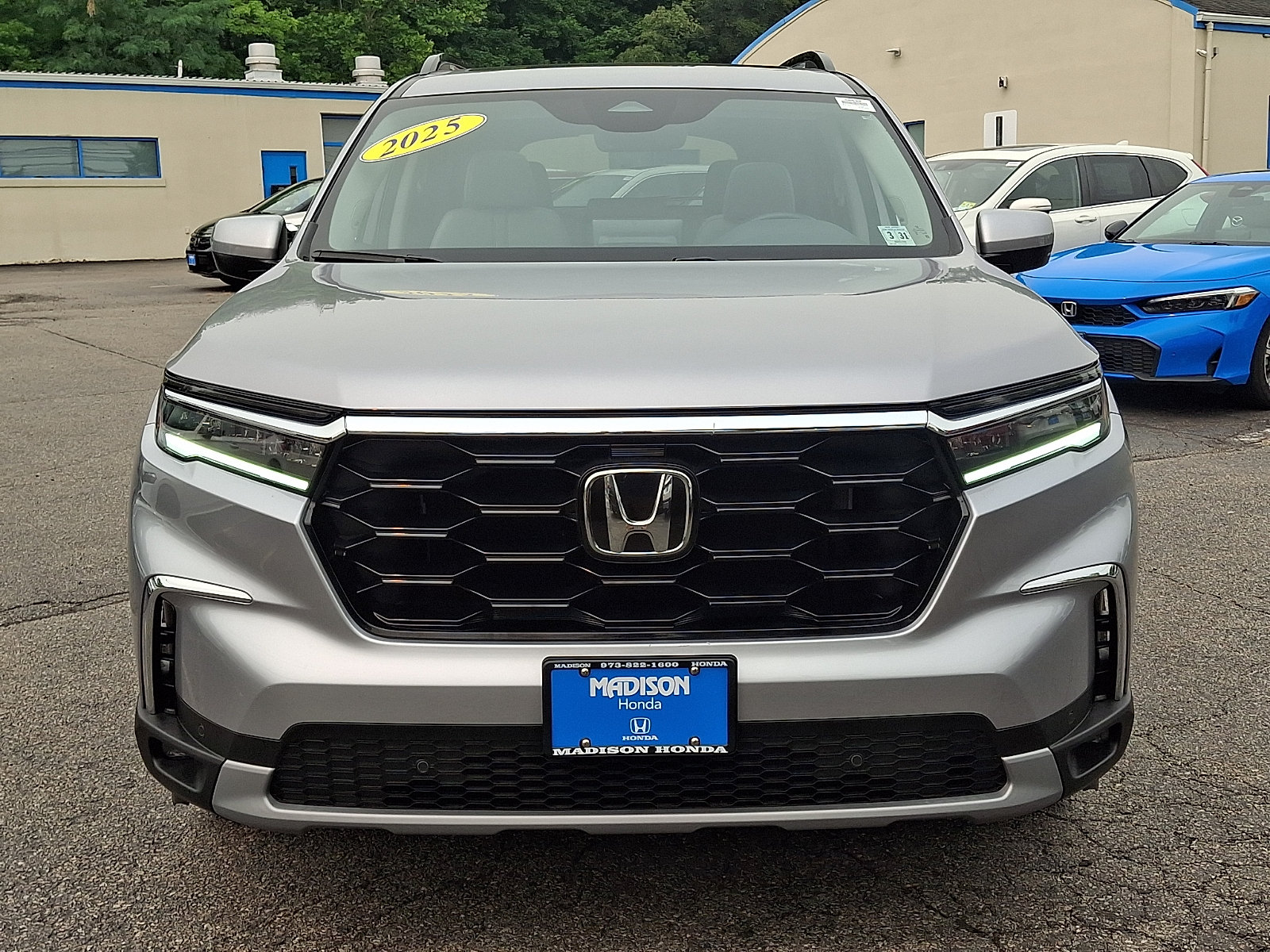 Used 2025 Honda Pilot Touring image 2