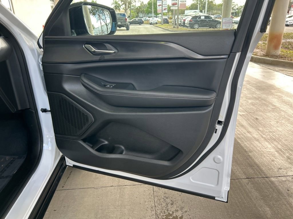 Used 2025 Jeep Grand Cherokee Altitude RWD image 26