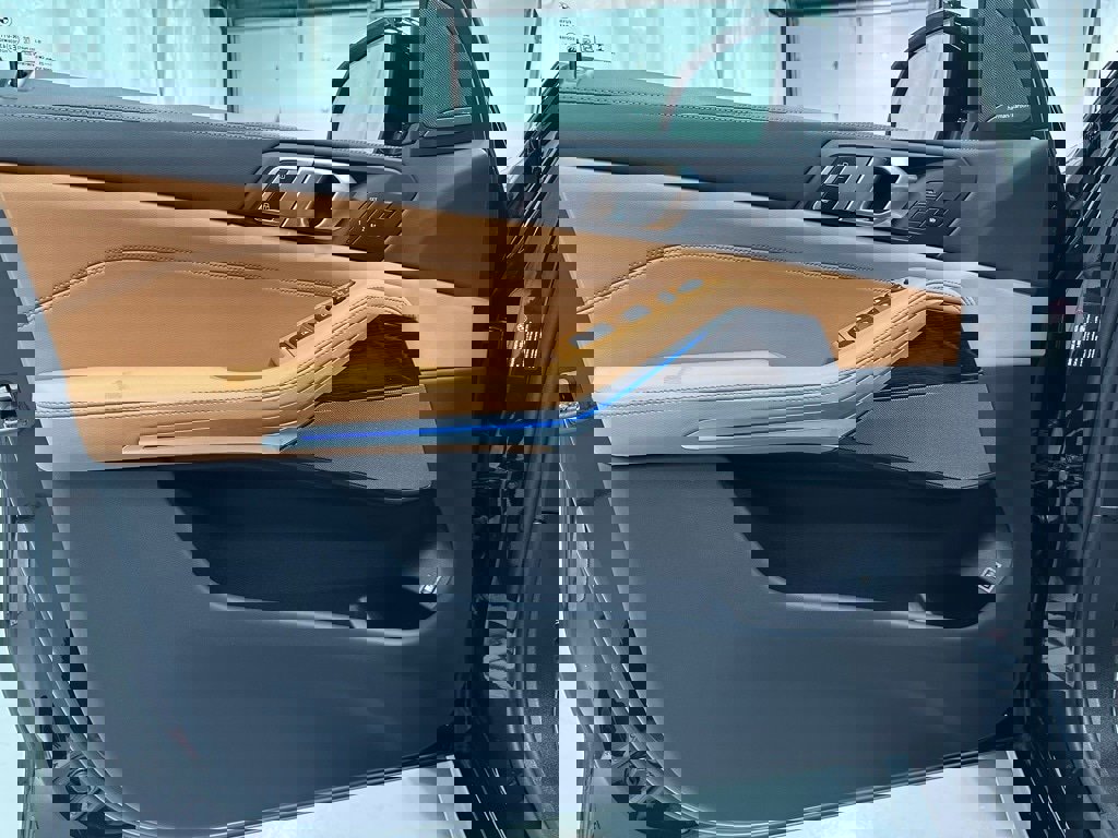 Used 2026 BMW X5 xDrive50e image 8