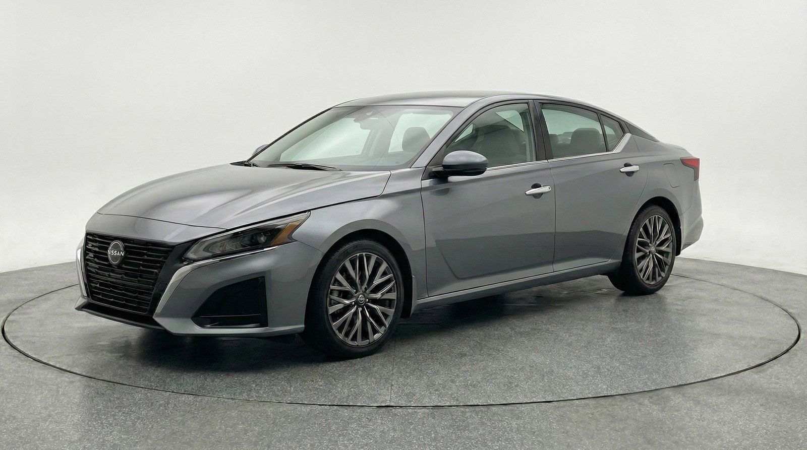 Used 2025 Nissan Altima 2.5 SV FWD image 3
