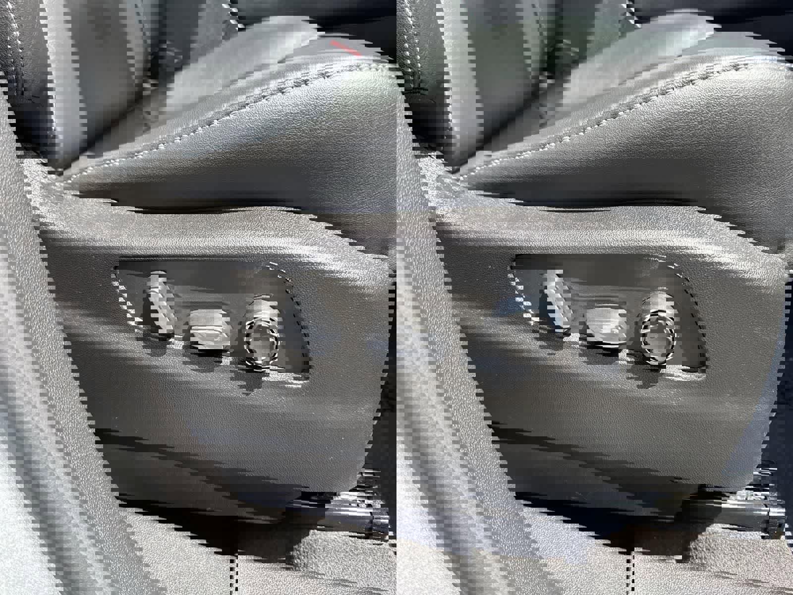 Used 2024 Cadillac XT4 Premium Luxury image 38