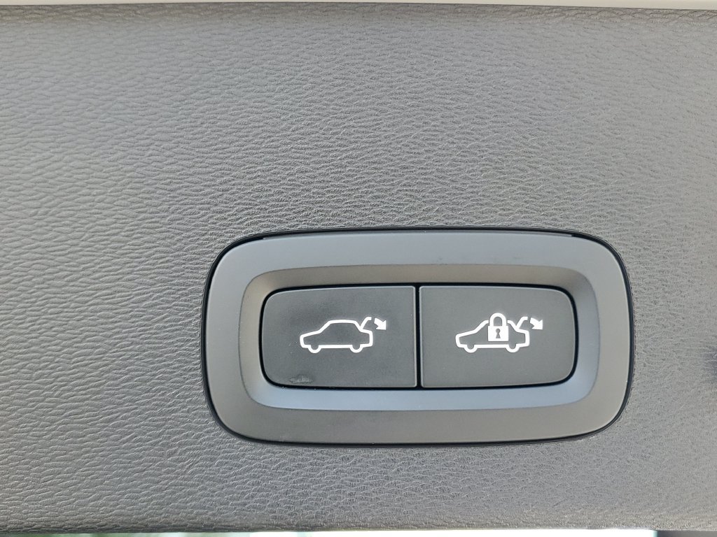 Certified 2022 Volvo C40 P8 Recharge Ultimate AWD/4WD image 10