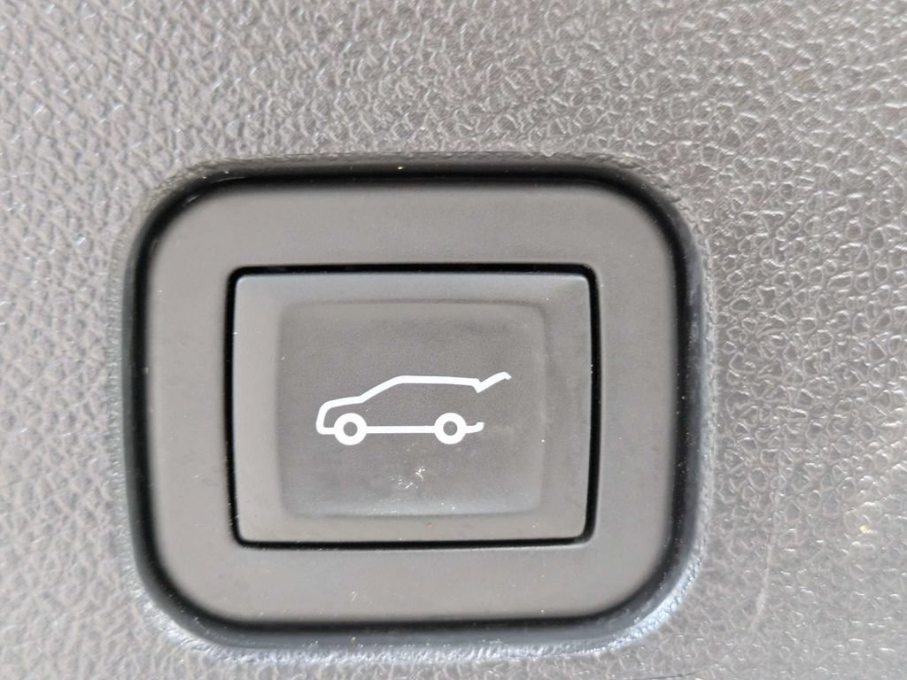 Used 2025 Chevrolet Traverse LT AWD/4WD image 14