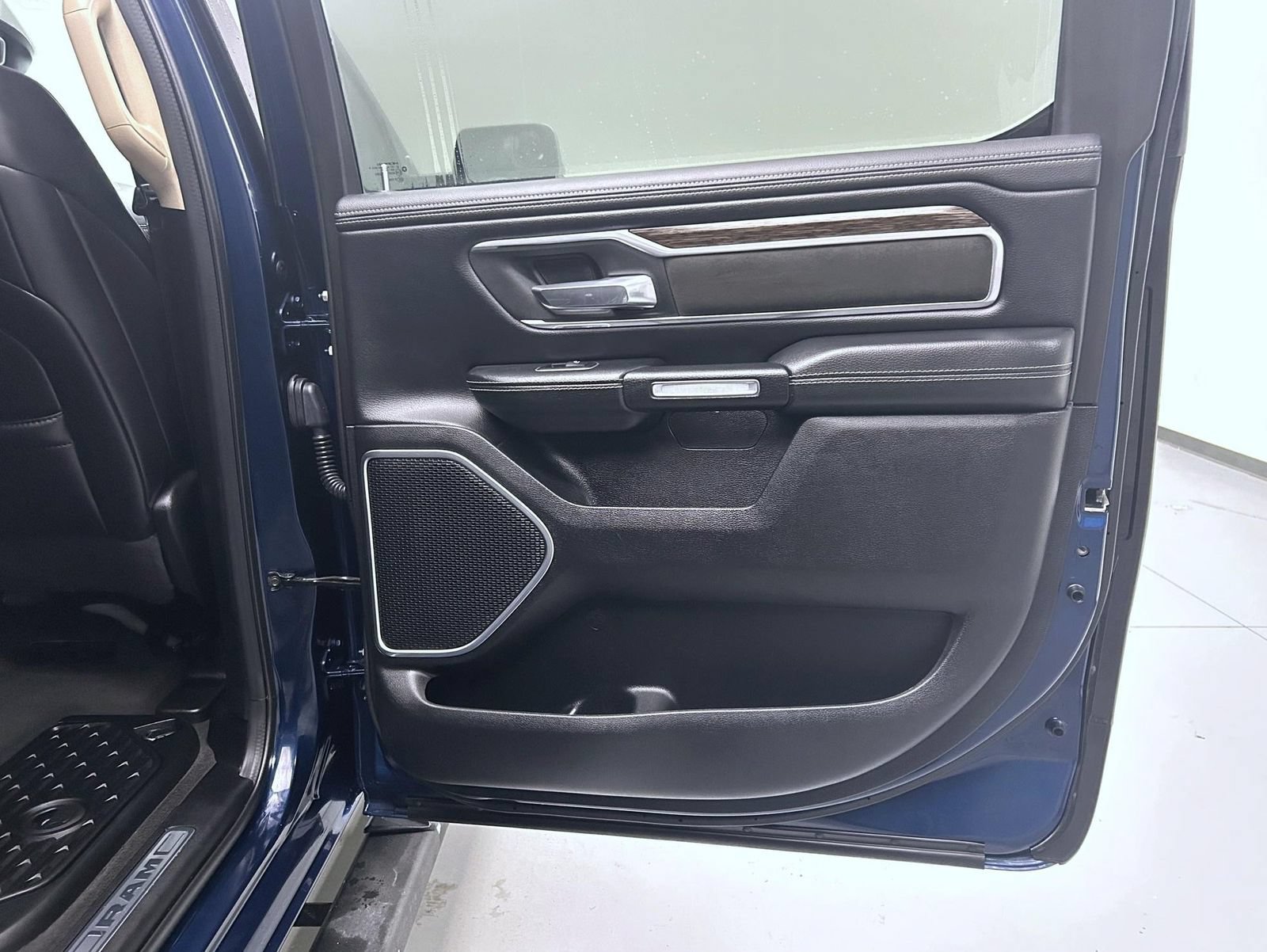 Used 2020 RAM 1500 Laramie AWD/4WD image 17
