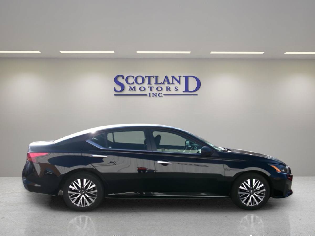 Used 2025 Nissan Altima 2.5 SV FWD image 5
