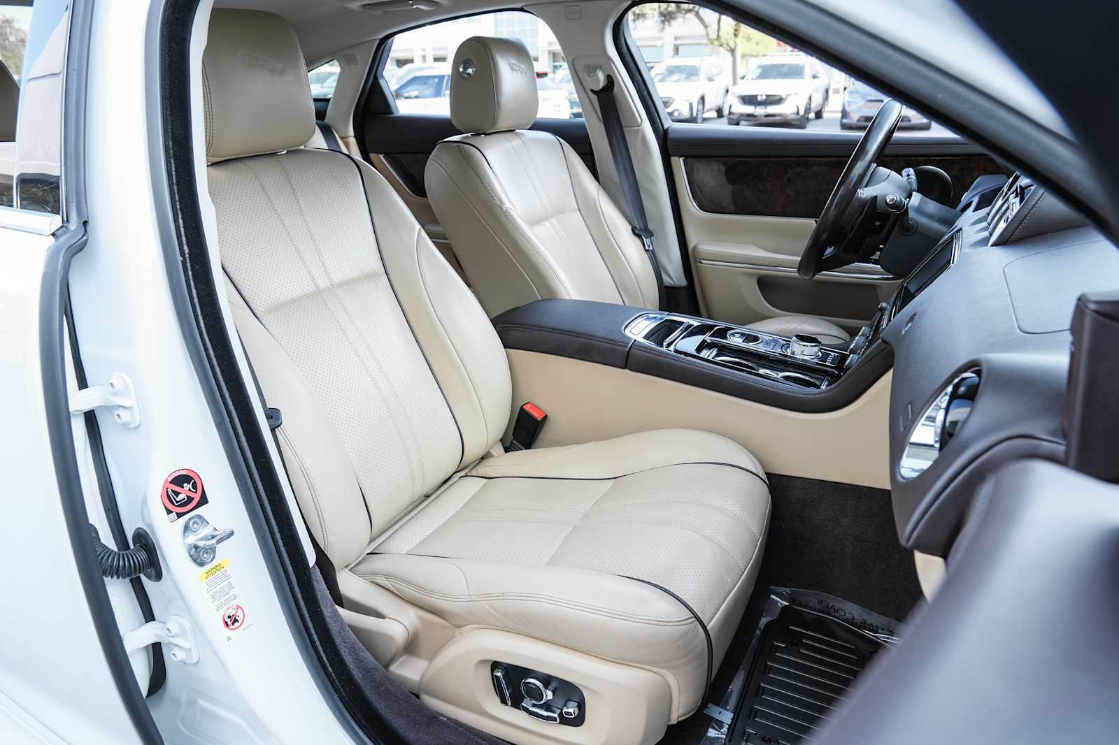 Used 2017 Jaguar XJ R-Sport RWD image 27