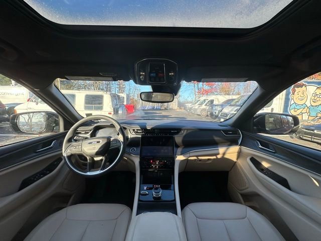 Used 2024 Jeep Grand Cherokee Limited image 3