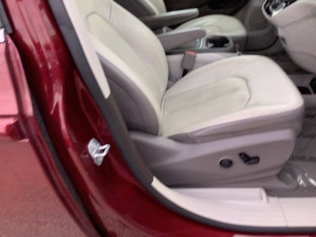 Used 2018 Chrysler Pacifica Touring-L Plus FWD image 24