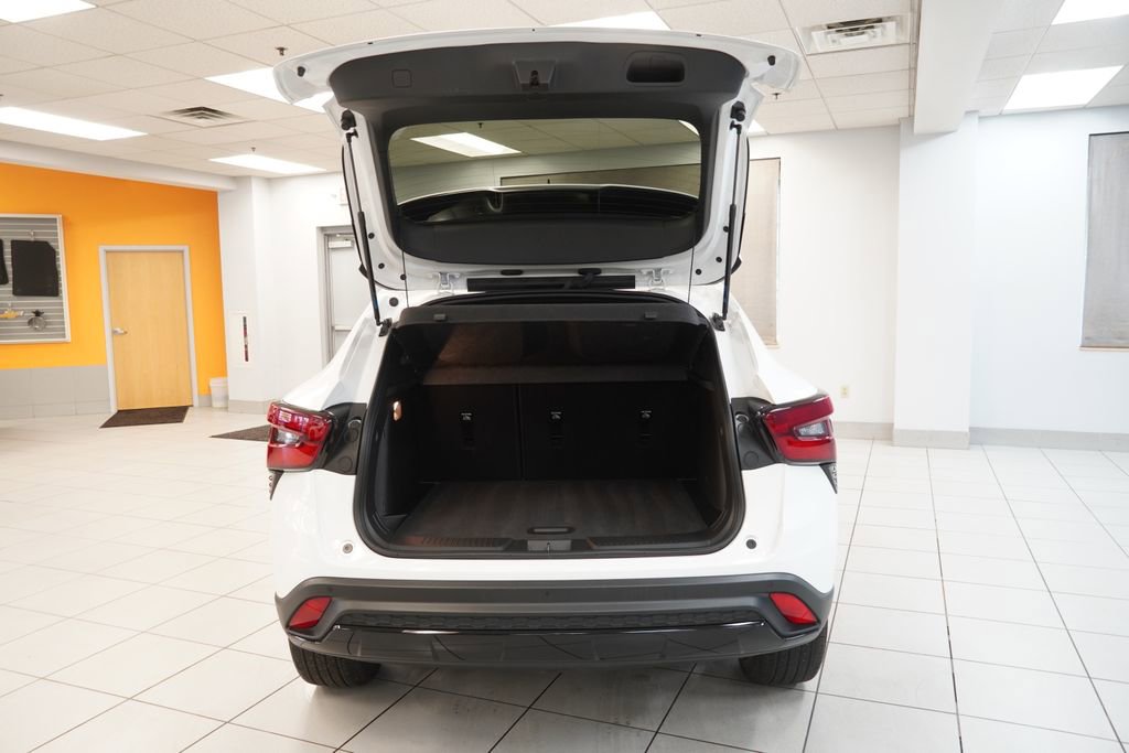 Certified 2024 Chevrolet Trax RS w/ Sunroof Package FWD image 10